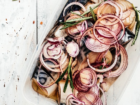 Маринована скумрия с лук и розмарин - снимка на рецептата Маринована скумрия с лук и розмарин - снимка на рецептата
